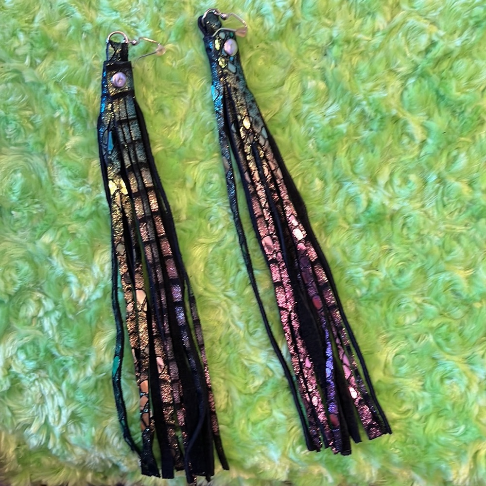 Shiny green purple fringe leather earrings - Picture 8 of 8